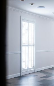 Kaip derinti skirtingų spalvų grindų plyteles viename kambaryje Skirtingų spalvų grindų plytelės moderniame kambaryje