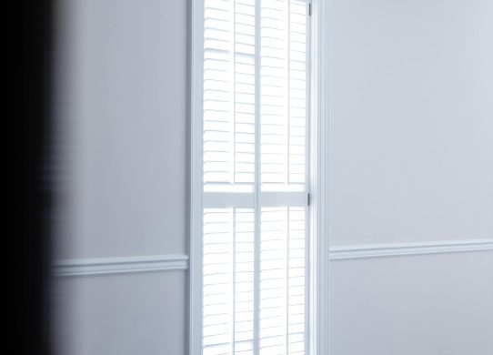 Skirtingų spalvų grindų plytelės moderniame kambaryje