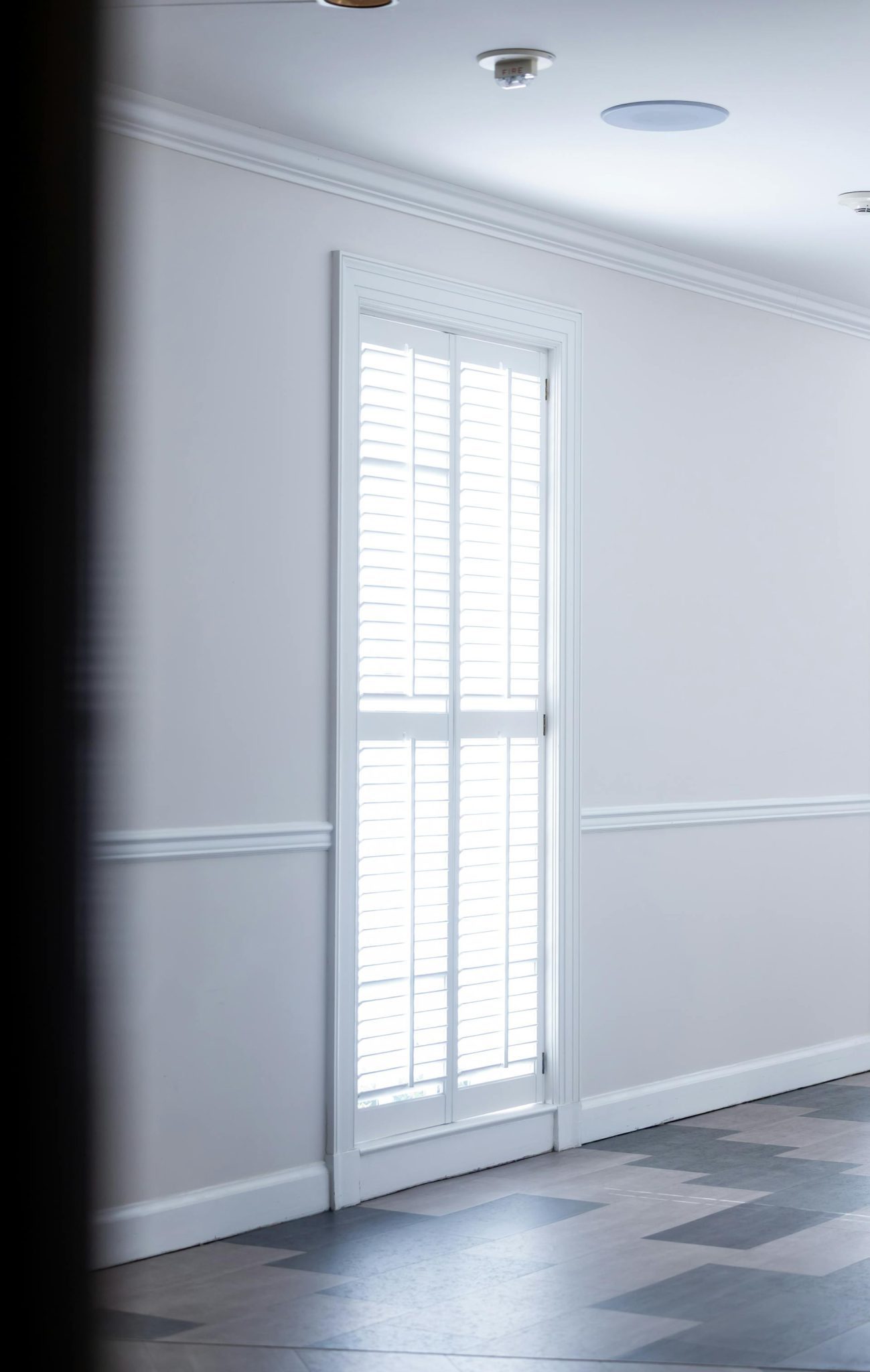 Skirtingų spalvų grindų plytelės moderniame kambaryje