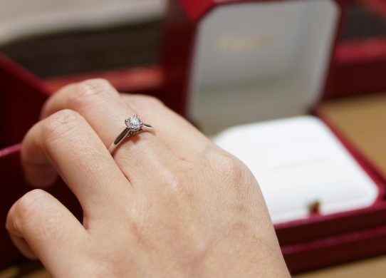 Sužadėtuvių žiedas su deimantu, pabrėžiantis kokybę ir atsakingą pasirinkimą