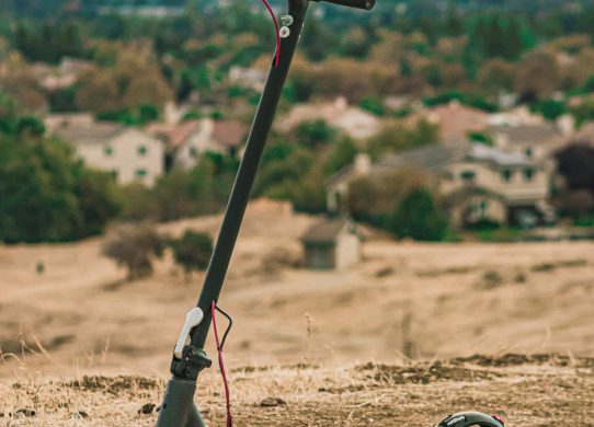 Elektrinis paspirtukas miesto gatvėje ir parko take