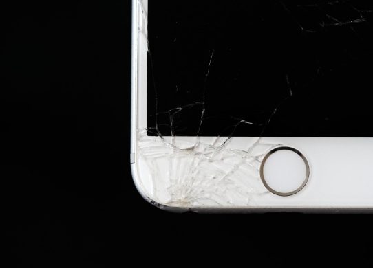 Meistras taiso sudužusį telefono ekraną po stipraus stiklo pažeidimo