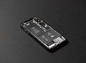 Kaip suprasti kad laikas keisti bateriją kai telefonas išsijungia stovint šaltyje Išmanusis telefonas su senkančios baterijos indikatoriumi naudojamas žiemos sąlygomis.