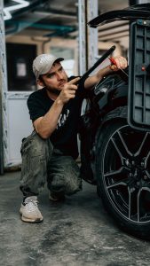 Automobilis profesionaliame autoservise Vilniuje, atliekant techninę apžiūrą ir remonto darbus.
