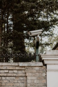 Vaizdo stebėjimo sistemos Kaune vasarnamiams - apsauga, kol jūsų nėra Lauko vaizdo stebėjimo kamera prie vasarnamio saugo sodybos teritoriją.